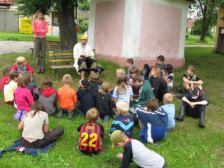 083 - Průzkum okolí - děti došly do Keblan, kde jim Tomáš jako Chodadát Šahríjár čte pohádku O hrbáčkovi.JPG